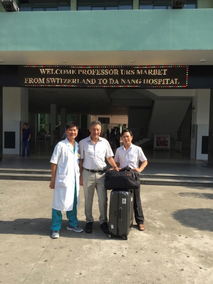 Urs Marbet vor dem Spital in Da Nang